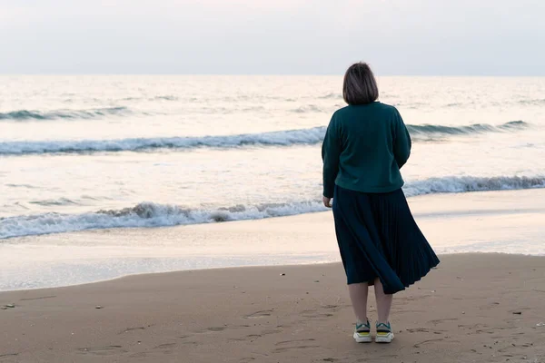 Mädchen Steht Pullover Strand — Stockfoto