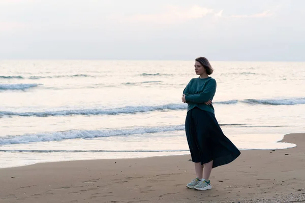 Mädchen Steht Pullover Strand — Stockfoto