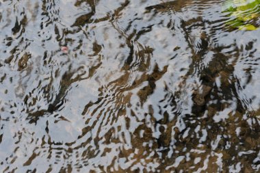 Koyu nehir suyu dokusu