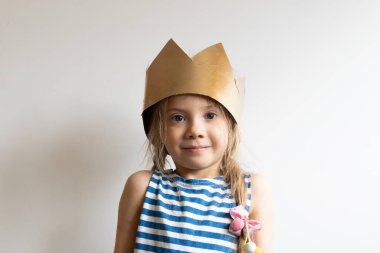 Altın tacın içinde küçük bir kız