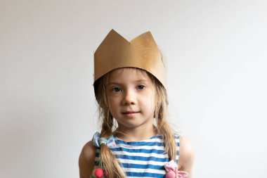 Altın tacın içinde küçük bir kız