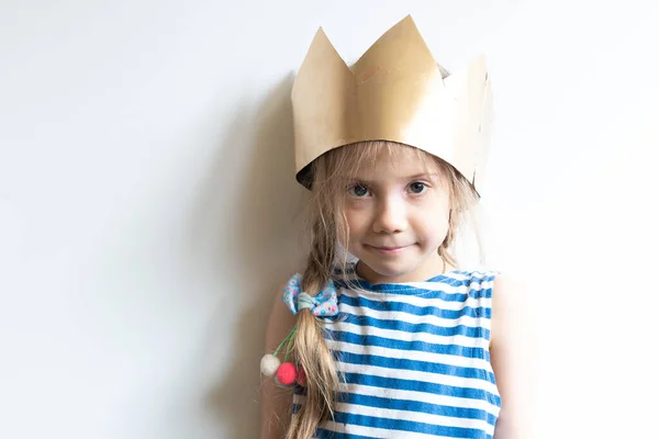 Mała Dziewczynka Pozowała Złotej Koronie — Zdjęcie stockowe
