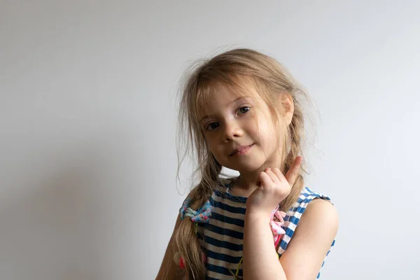 Portret Dziewczynki Koszulce Paski — Zdjęcie stockowe