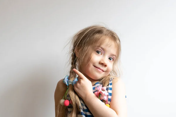 Porträt Eines Kleinen Mädchens Gestreiften Shirt — Stockfoto