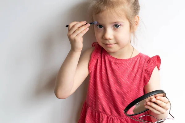 Niña Está Pie Vestido Rojo Pintado Con Maquillaje — Foto de Stock