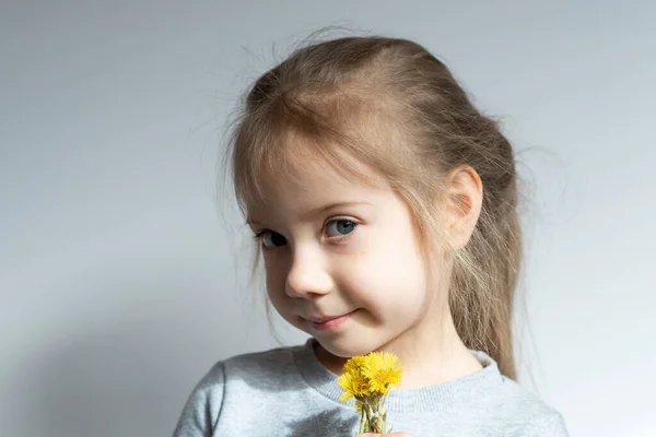 Porträt Eines Kleinen Mädchens Mit Gelben Blumen Der Hand — Stockfoto