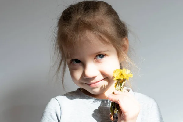 Porträtt Liten Flicka Med Gula Blommor Handen — Stockfoto