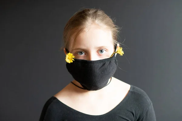 Κοριτσάκι Στέκεται Μια Μαύρη Ιατρική Μάσκα Στο Στούντιο Στέκεται Κοντά — Φωτογραφία Αρχείου