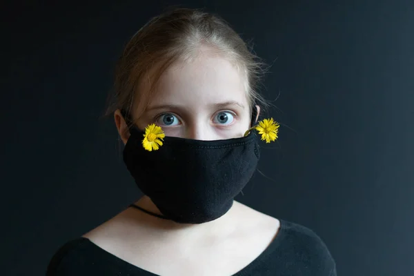 Κοριτσάκι Στέκεται Μια Μαύρη Ιατρική Μάσκα Στο Στούντιο Στέκεται Κοντά — Φωτογραφία Αρχείου
