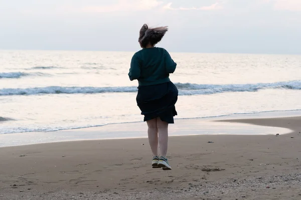 Jeune Belle Fille Posant Sur Plage Danse — Photo