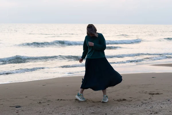 Junges Schönes Mädchen Posiert Strand Und Tanzt — Stockfoto