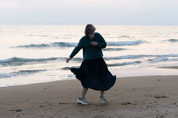 Junges Schönes Mädchen Posiert Strand Und Tanzt — Stockfoto