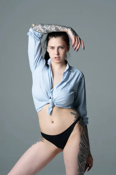Jong Mooi Meisje Poseren Een Blauw Shirt Studio — Stockfoto