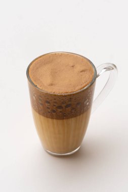 Kahverengi kahve standı olan şeffaf bir fincan.