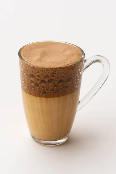 Transparente Tasse Mit Braunem Kaffee Steht Auf Dem Tisch — Stockfoto
