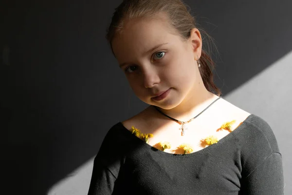 Retrato Una Niña Cuerpo Negro Estudio —  Fotos de Stock