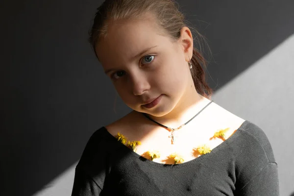 Portret Dziewczynki Czarnym Ciele Studio — Zdjęcie stockowe