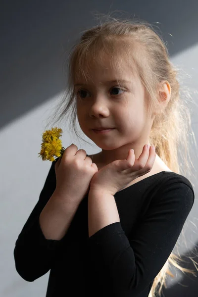 Retrato Uma Menina Com Flores Amarelas Estúdio Bodysuit Preto — Fotografia de Stock