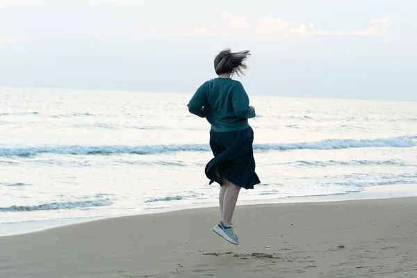 Девушка Танцует Берегу Моря Юбке — стоковое фото