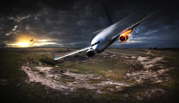Avión con motor en llamas a punto de estrellarse — Foto de Stock