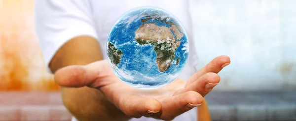 El hombre sosteniendo el planeta tierra en su mano —  Fotos de Stock