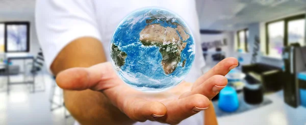 Mann hält den Planeten Erde in der Hand — Stockfoto