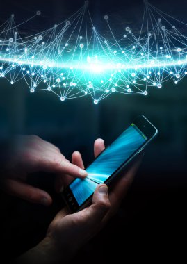 İş kadını cep telefonunu dünyaya bağlı.