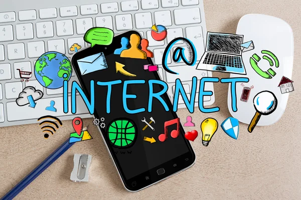 El internet tanıtımı office arka plan üzerinde çekilmiş.