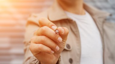 Adam bir kalemle yazma