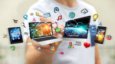 Aygıtları bağlamak için bir kalem kullanarak iş adamı