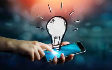 Elle çizilmiş ampul tutan işadamı