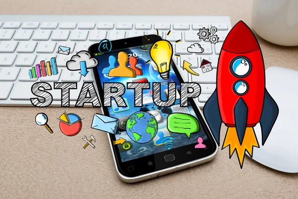 Handgezeichneter Startup-Text mit Symbolen auf Bürohintergrund — Stockfoto
