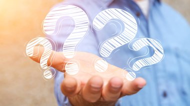 Elle çizilmiş soru işaretleri elinde tutan işadamı