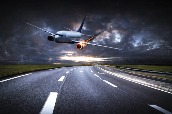 Plane with engine on fire about to crash — Stock Photo, Image