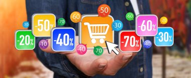 Genç adam satış döneminde alışveriş