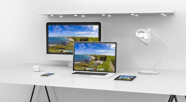 Moderno tavolo bianco interno con computer e dispositivi 3D renderin — Foto Stock