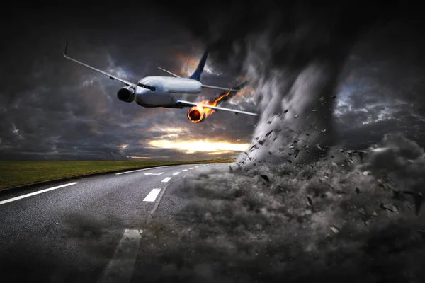 Büyük bir kasırga tarafından alaşağı uçak — Stok fotoğraf