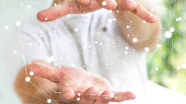 Uçan ağ küre 3d render tutan işadamı