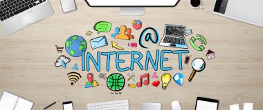 El internet tanıtımı office arka plan üzerinde çekilmiş.