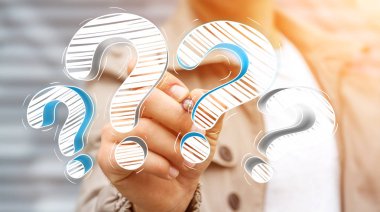 Soru işaretleri bir kalemle çizim işadamı