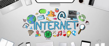 El internet tanıtımı office arka plan üzerinde çekilmiş.