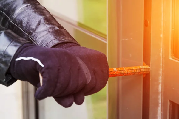 Einbrecher in Lederjacke brechen in Haus ein — Stockfoto