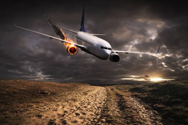 Plane with engine on fire about to crash — Stock Photo, Image
