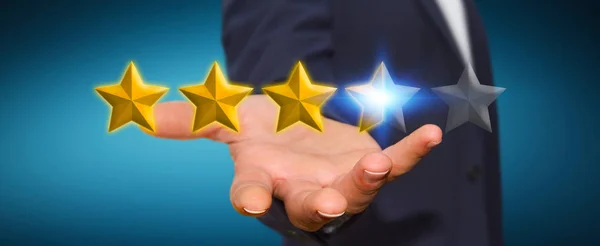 Бізнесмен оцінює зірки з його рукою — стокове фото
