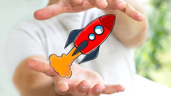 赤を保持しているビジネスマンは、彼の手で描かれたロケットを手します。 — ストック写真