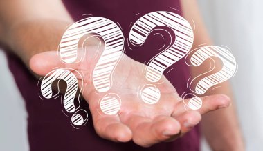 Elle çizilmiş soru işaretleri elinde tutan işadamı