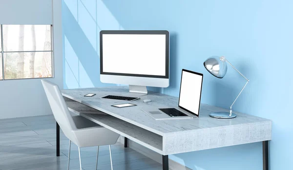 Interior de escritorio moderno con dispositivos de pantalla en blanco renderizado 3D — Foto de Stock
