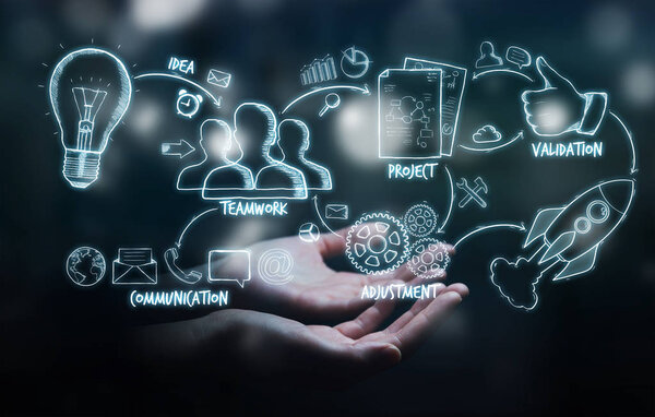 Бизнесмен проводит презентацию рукописного проекта
