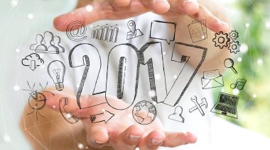 2017 elle çizilmiş metin tutan işadamı