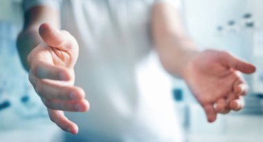 boş elini gösterilen işadamı